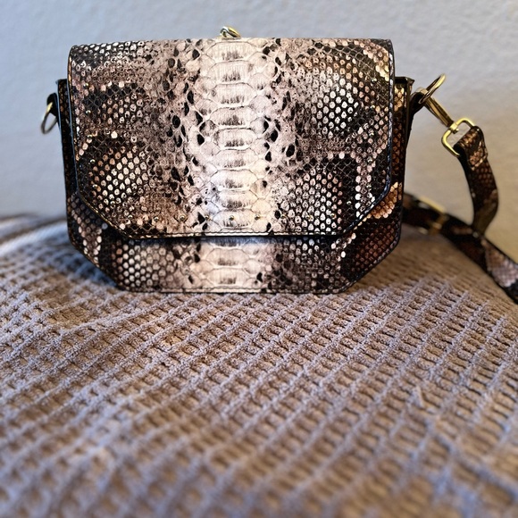 Justfab crossbody bag, snakeskin pattern, white/gray/black-ish color,small size - Picture 2 of 8